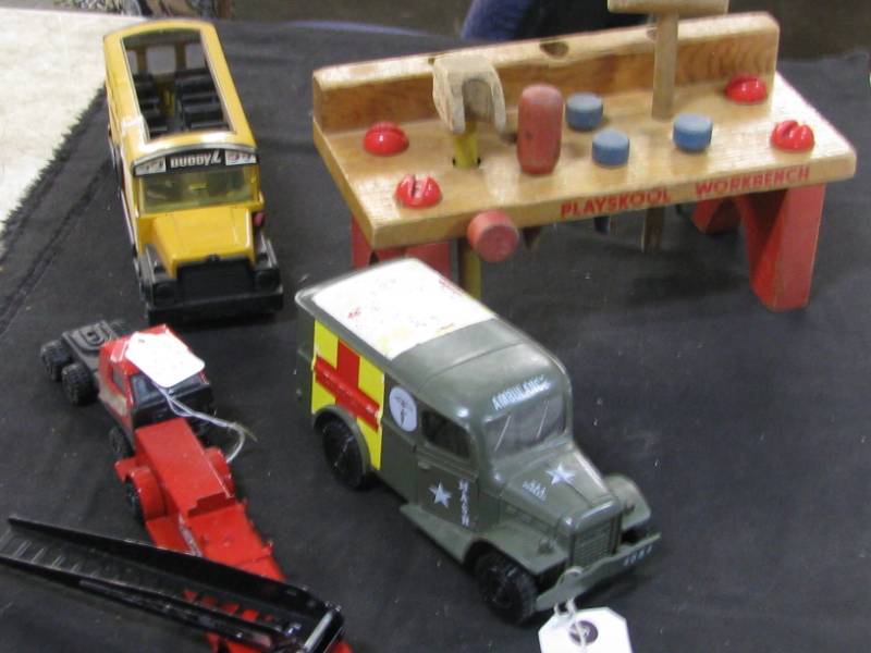 lot 31 image: Vintage Toys