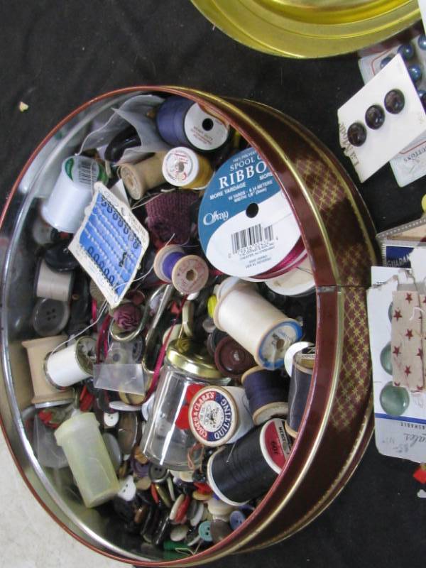 lot 64 image: Vintage Buttons & Thread