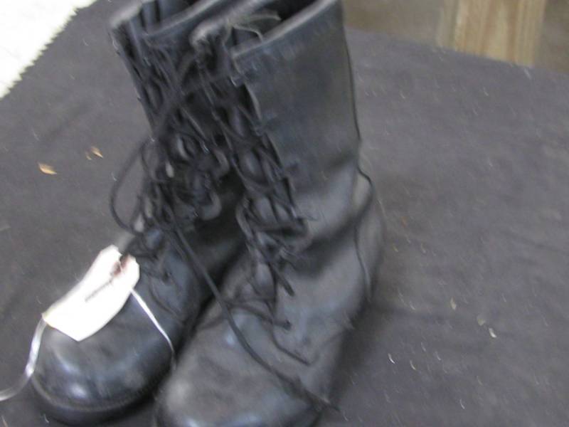 lot 107 image: Womens Army Boots