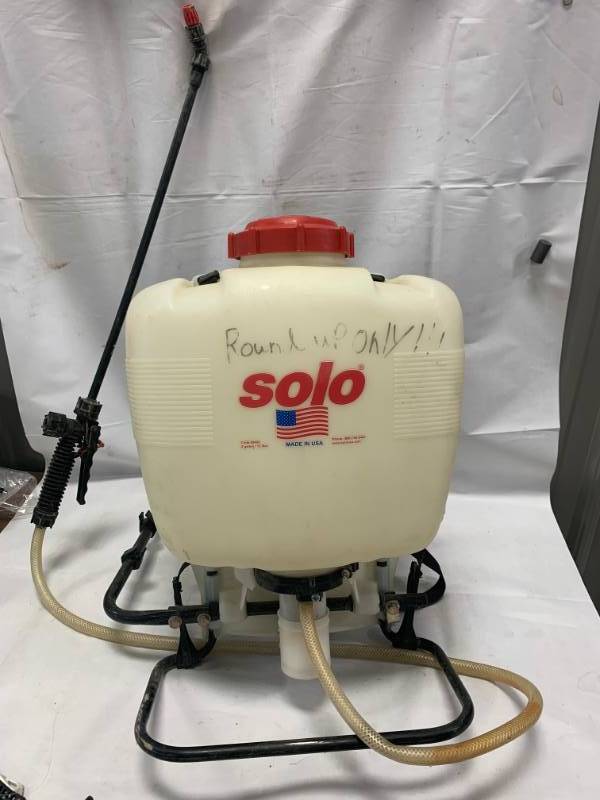 lot 7 image: Solo 4 Gallon Backpack Sprayer