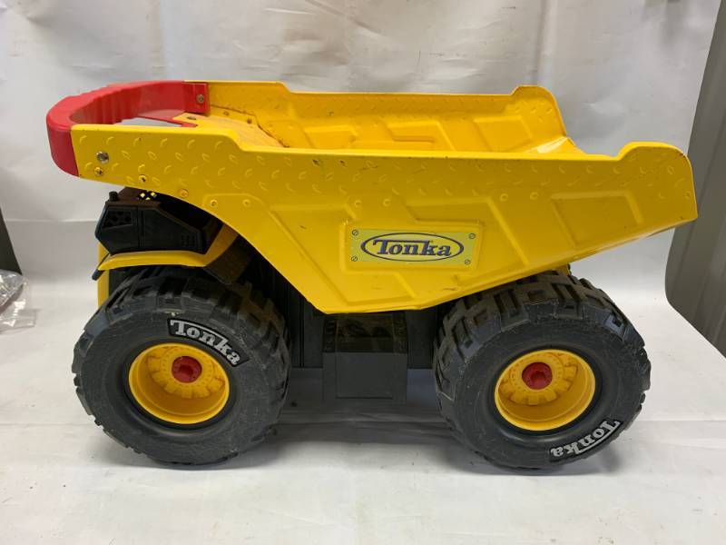 lot 15 image: Large Tonka Dump Truck