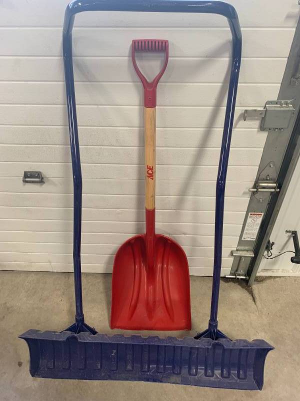 lot 28 image: Lot of 2 Shovels