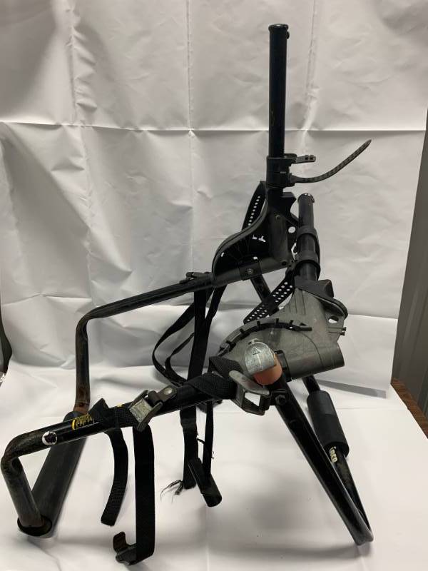 lot 32 image: Graber USA Trunk Mounted Bike Rack