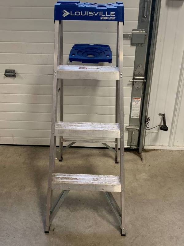 lot 34 image: Louisville 4 Foot Stepladder