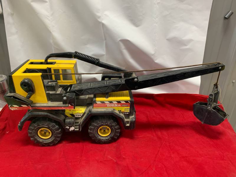 lot 37 image: Vintage Tonka Mighty Crane 758
