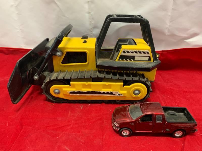 lot 39 image: Vintage Tonka 811828a Bulldozer & F150
