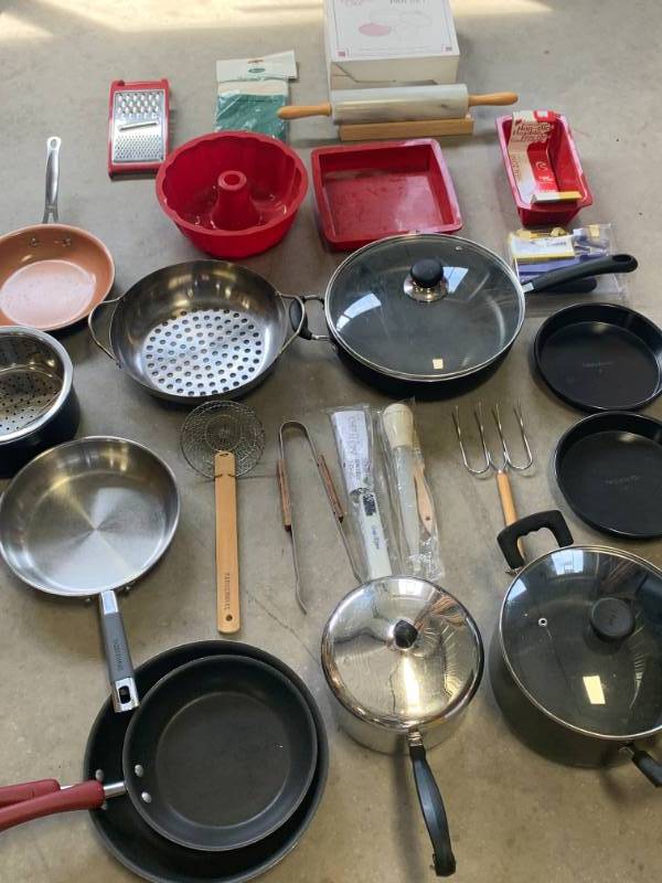 lot 73 image: Large Lot of Kitchen Items