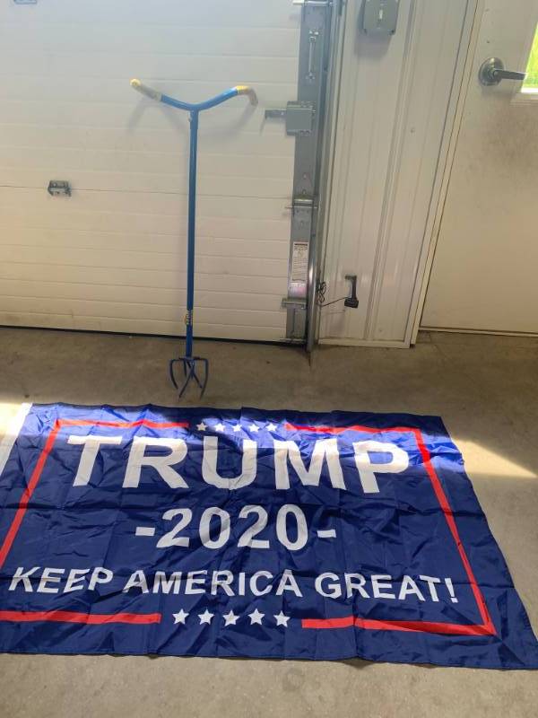 lot 74 image: Garden Claw and Trump Flag