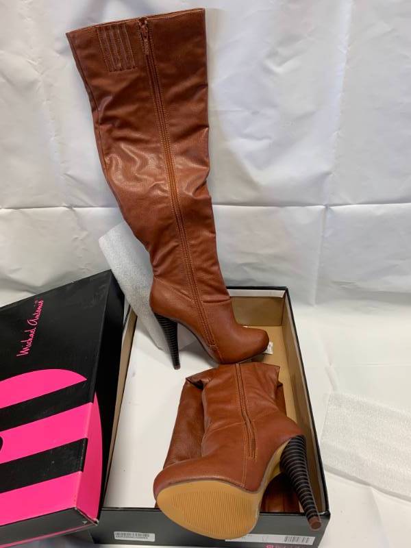 lot 97 image: New in Box Womens Leather Boots Size 6