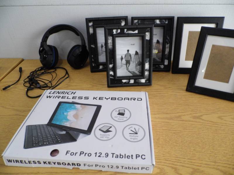 lot 7 image: Wireless Keyboard - Frames - Turtlebeach Headphones