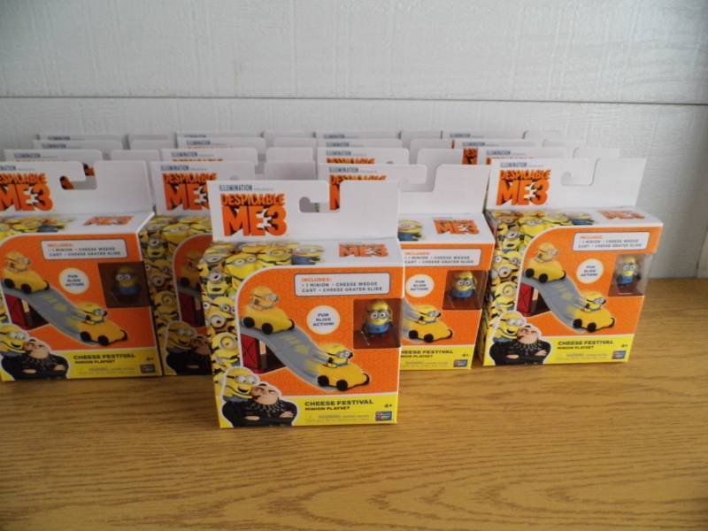 lot 11 image: Lot of 17 Despicable Me 3 Figures