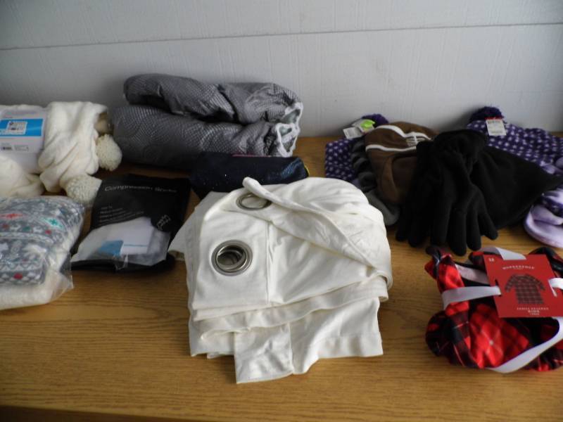 lot 17 image: Hats - Gloves - Shower Curtain - Throw