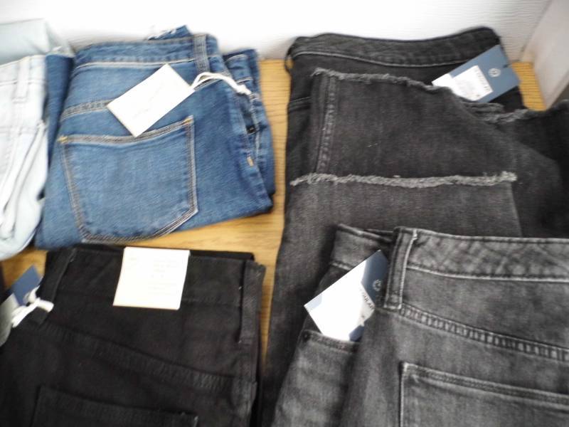 lot 23 image: New Ladies Clothing