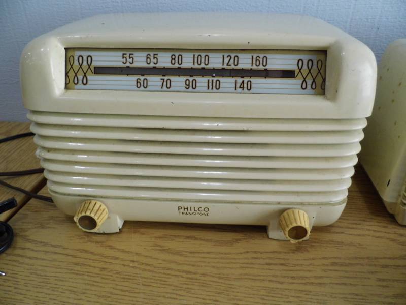 lot 76 image: Radios