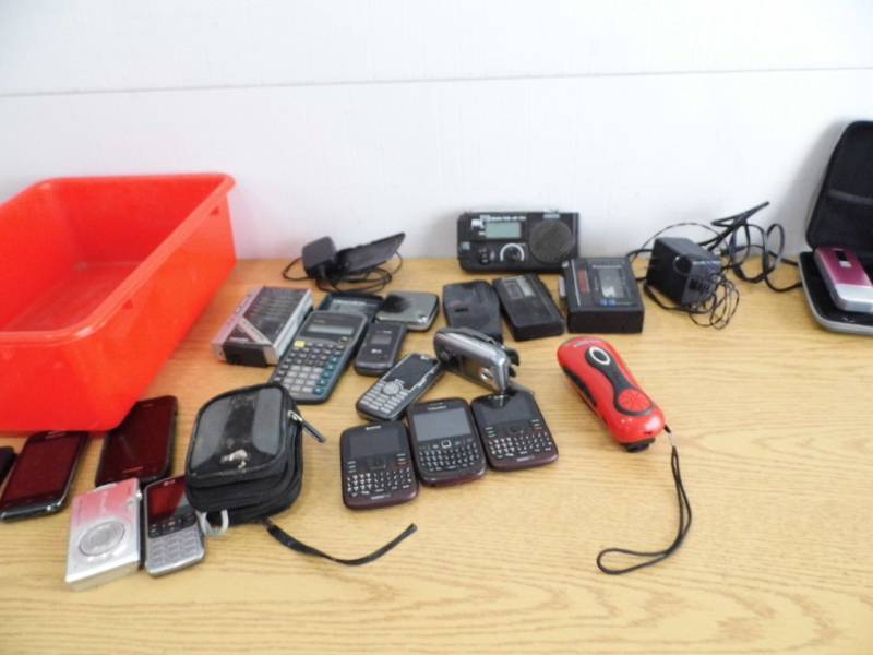 lot 79 image: Radios - Phones
