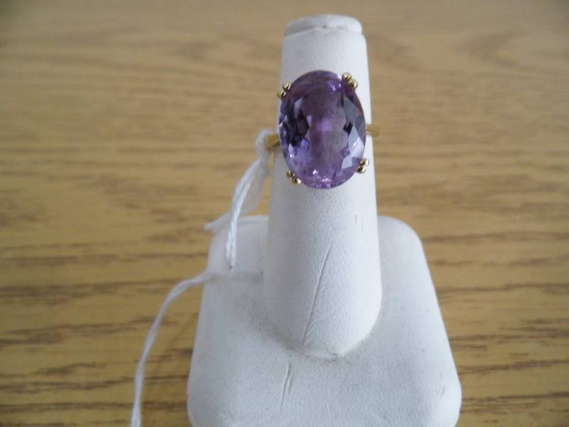 lot 82 image: 10k Amethyst Ring