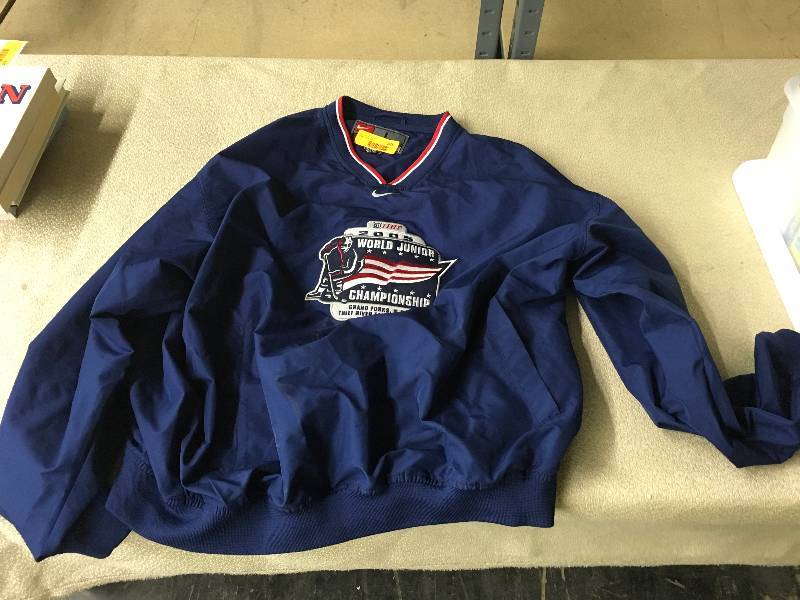 lot 345 image: 2005 World Juniors Hockey Pull Over