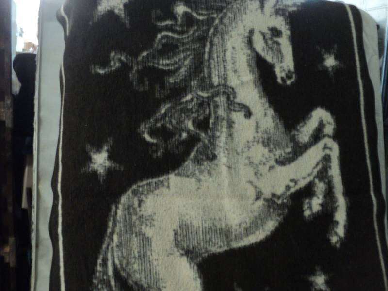 Throw with Unicorn 56 x 78...