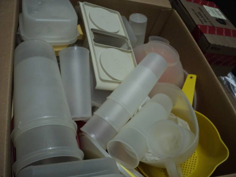 Box of Tupperware very good condit...