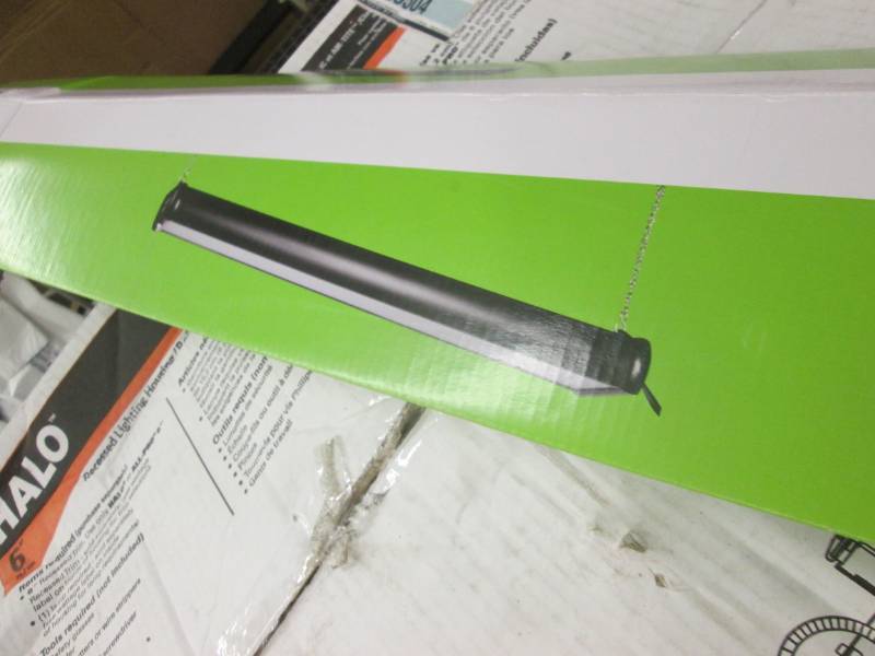 lot 70 image: Commercial Electric 4000K 3 ft. Bla...