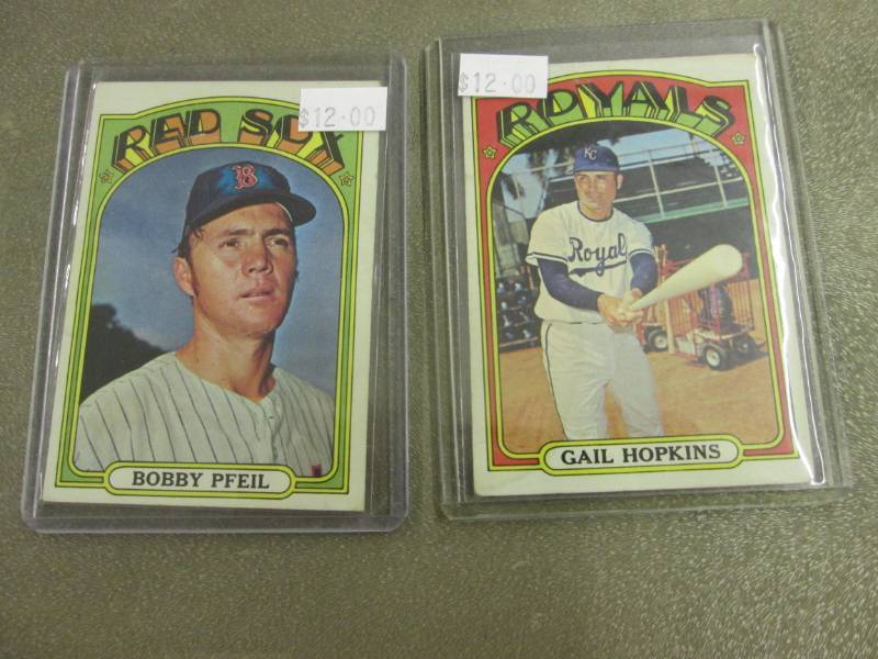 lot 359 image: 2 1972 Topps Baseball Cards...