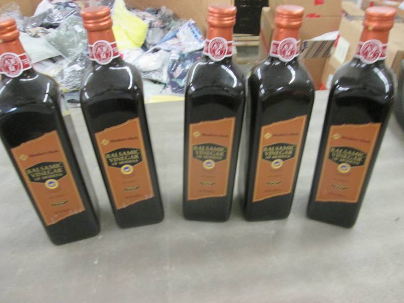 lot 240 image: 5- 34 oz Bottles Members Mark Balsa...