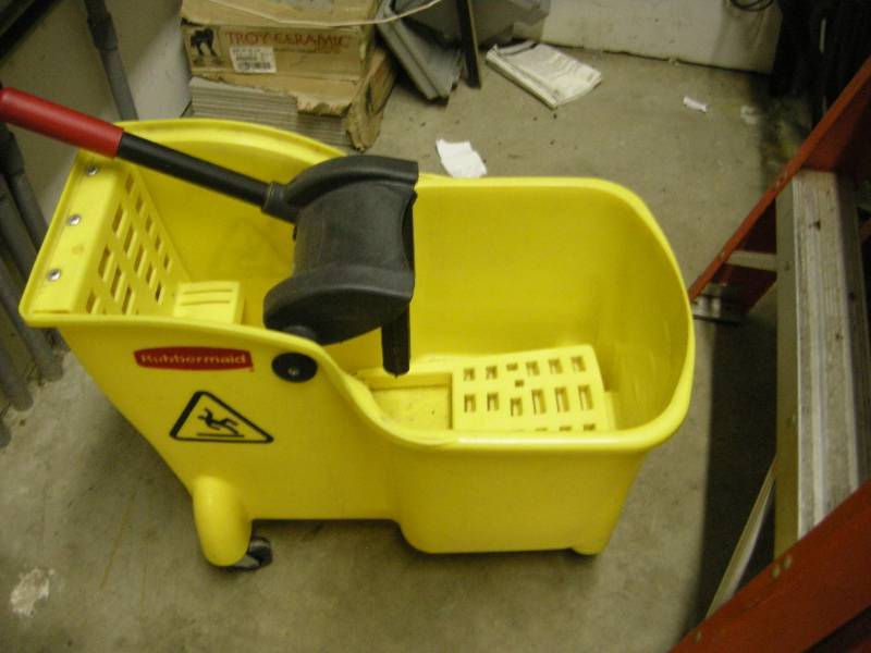 lot 70 image: Rubbermaid Mop Bucket