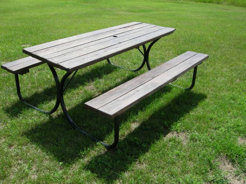 lot 16 image: Picnic Table