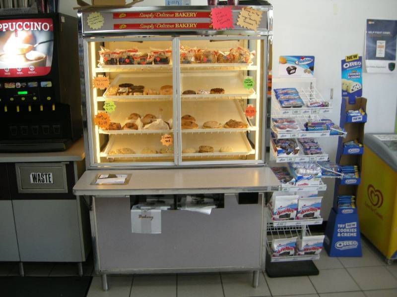 lot 20 image: Light-Up Bakery Cabinet