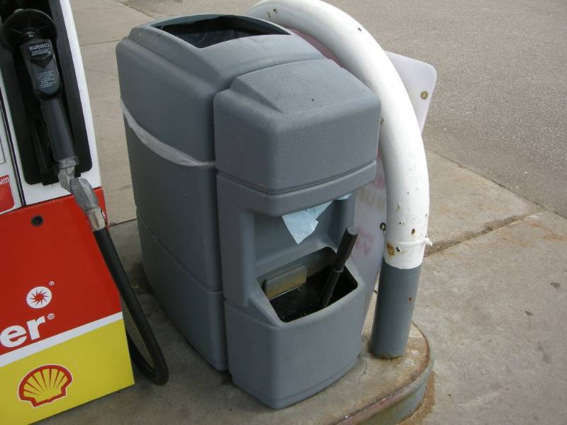lot 9 image: Waste CanWindshield Washer Station