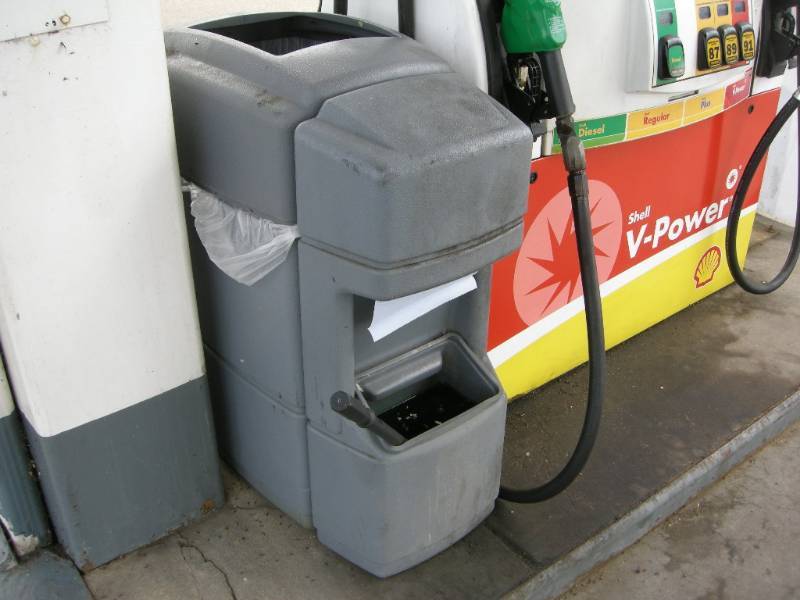 lot 11 image: Waste CanWindshield Washer Station