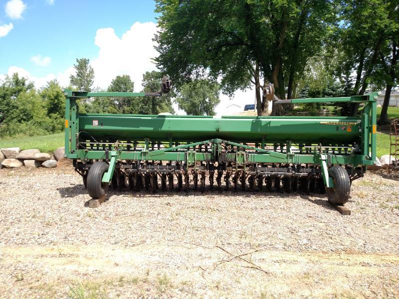 lot 6 image: John Deere Model 1520 20 Drill, 3 ...