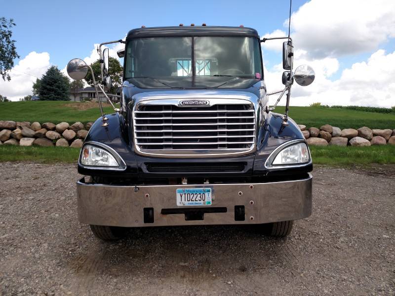 lot 2 image: 2007 Freightliner TR Con Semi Truck...
