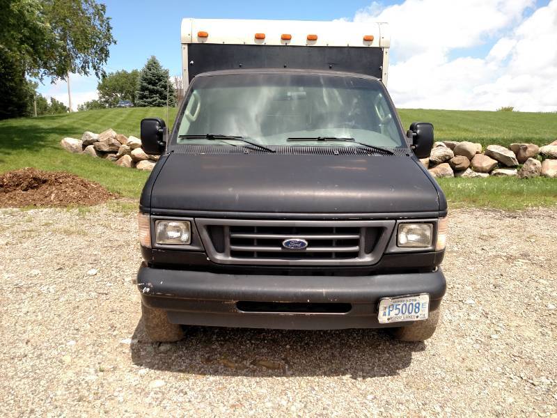 lot 4 image: 2003 Ford Econoline Cube Van, 12 B...