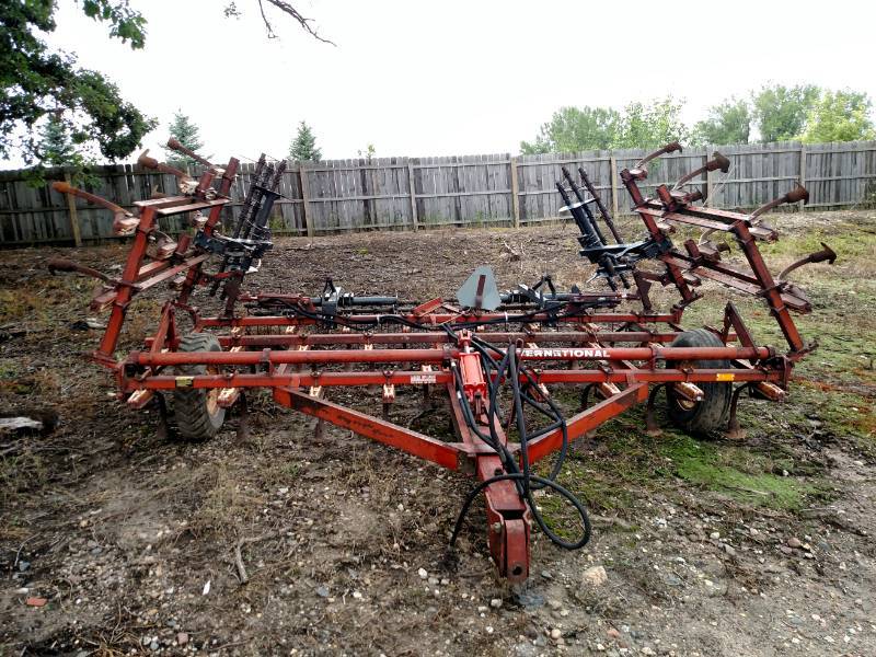 lot 11 image: International 19 Spring Tooth Cult...