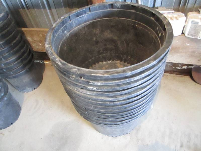 lot 9 image: (13) 25 Gallon Plastic Nursery Pots
