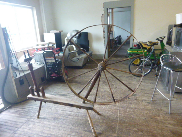 lot 5 image: Antique Spinning Wheel
