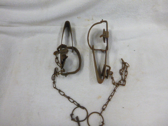 lot 22 image: 2 Hunting Traps