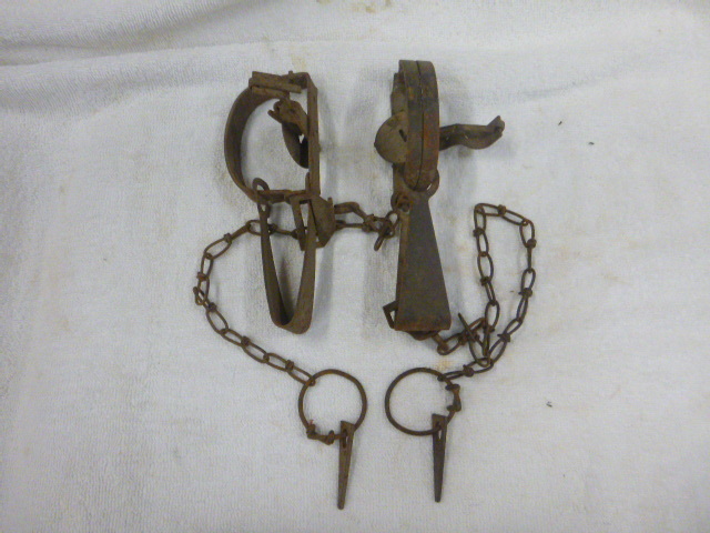 lot 23 image: 2 Hunting Traps