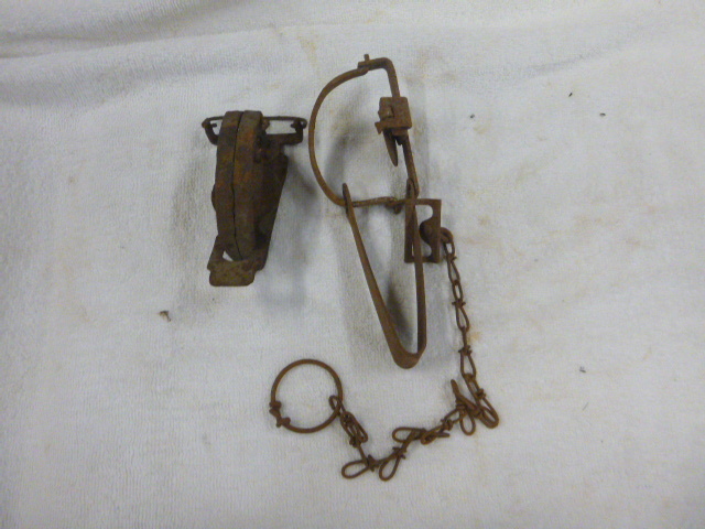 lot 24 image: 2 Hunting Traps