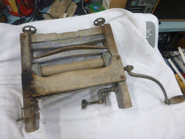 lot 28 image: Vintage Royal Wringer