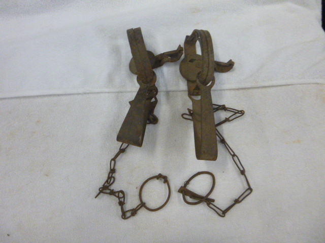 lot 30 image: 2 Hunting Traps
