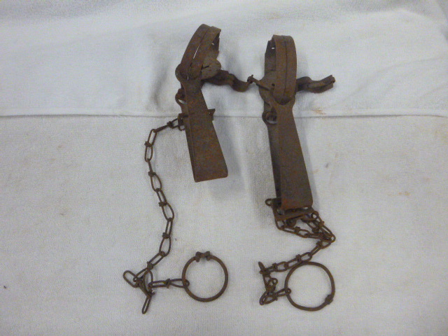 lot 31 image: 2 Hunting Traps