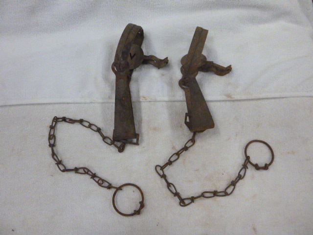lot 33 image: 2 Hunting Traps