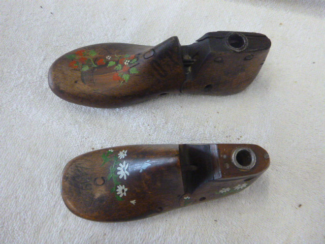 lot 71 image: Hand Painted Hanson Collectibles Shoe Stretchers