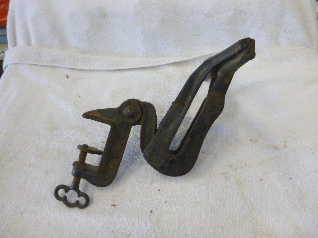 lot 83 image: E.C. Atkins & Co. Vintage Vice
