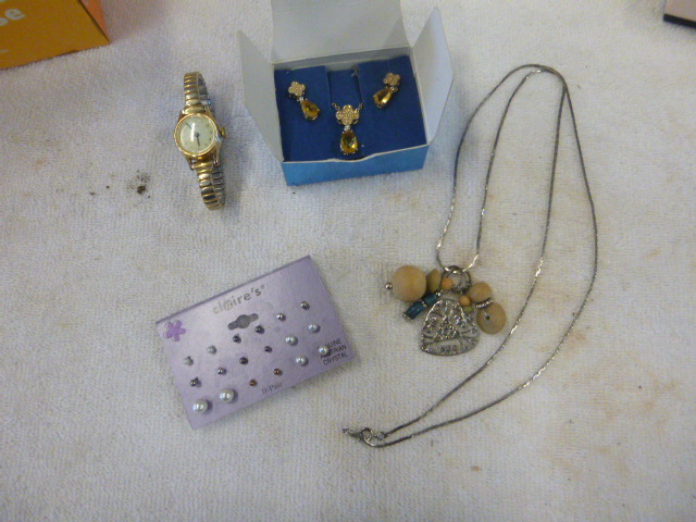 lot 117 image: Miscellaneous Jewelry