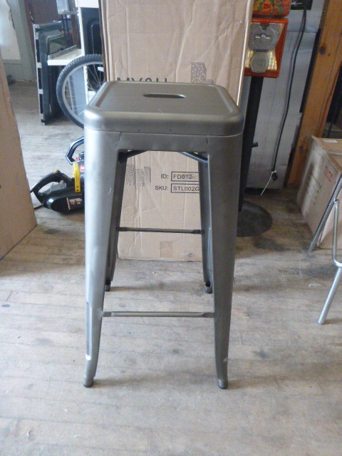 lot 127 image: 4 Brand NEW MY & H Bar Stools