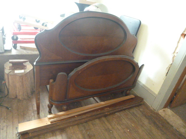 lot 129 image: Vintage Full Size Bed
