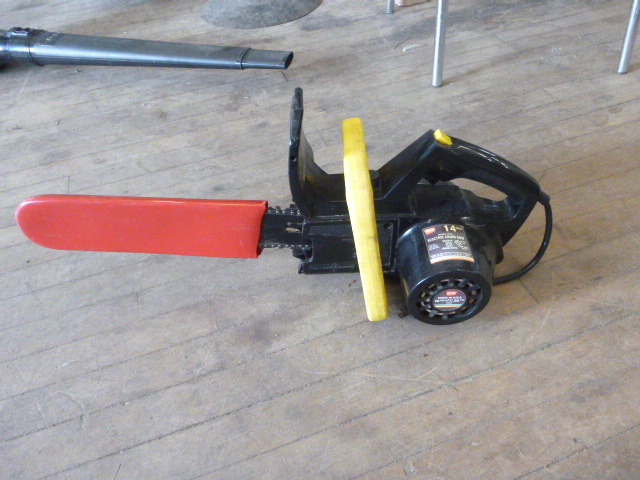 lot 130 image: WEN 14 Electric Chain Saw